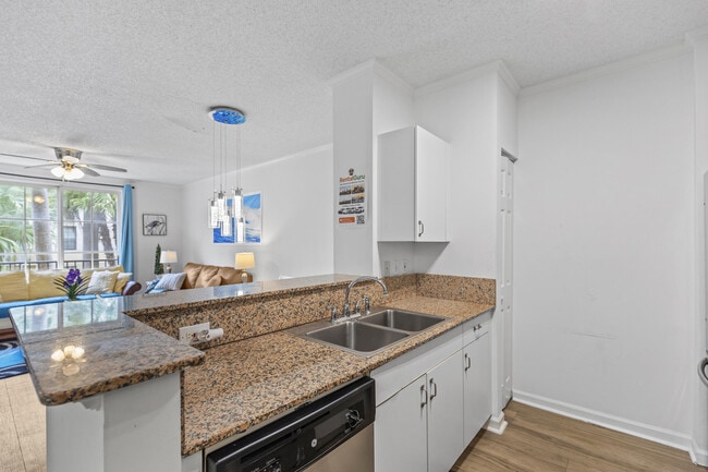 Building Photo - 630 S Sapodilla Ave