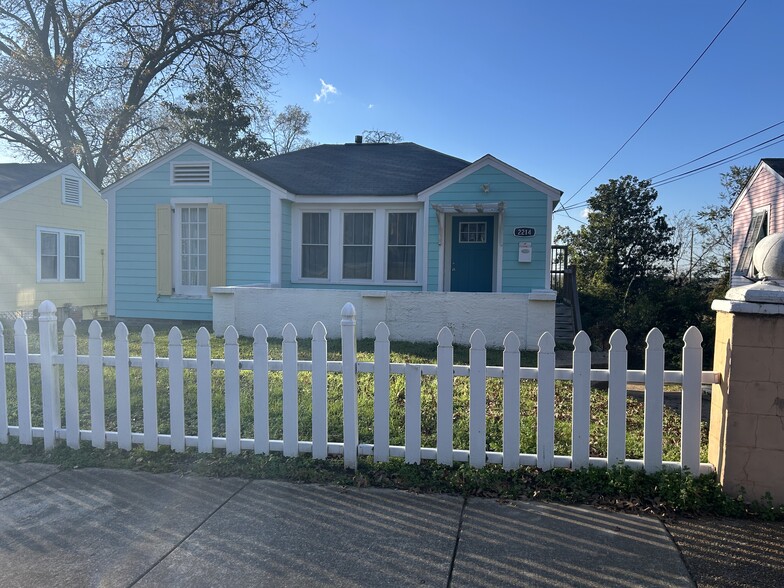 Front of cottage - 2214 Oak St