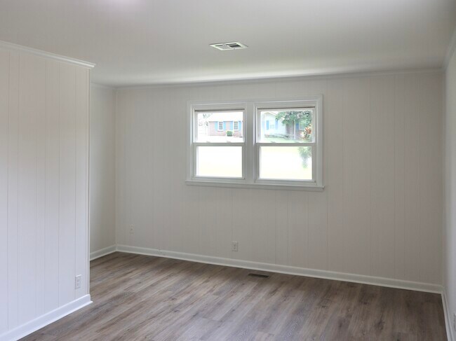 Building Photo - 129 Lake Point Dr