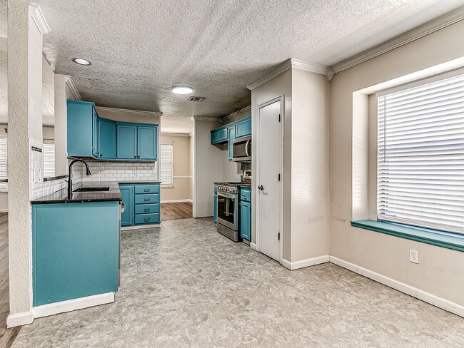 Building Photo - Updated Home + Edmond Schools