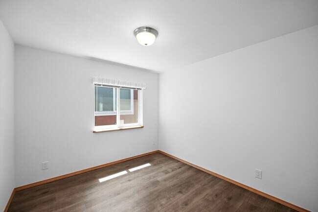 Building Photo - Brand New University District Home - Conve...