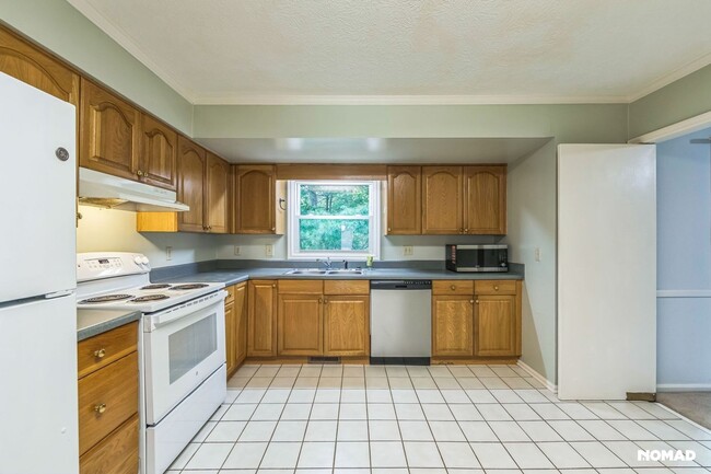 Building Photo - Spacious 4BR House in Weaverville Area, 10...