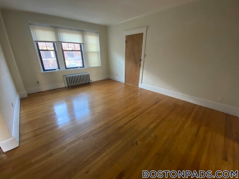 Building Photo - 349 Pleasant St