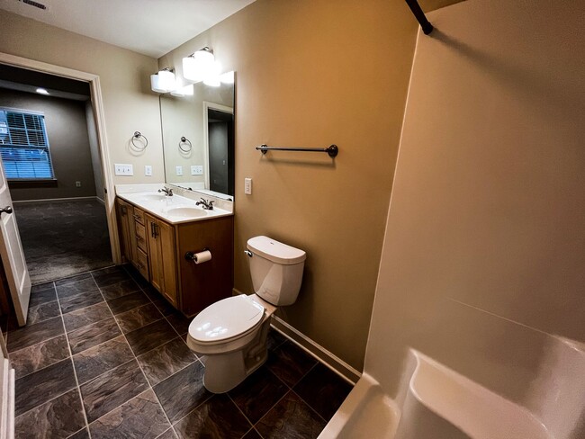 Building Photo - Cozy 3 bedroom, 2 1/2 bathroom townhome in...
