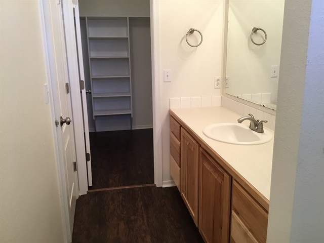 Building Photo - 410 S Saddlerock Ave