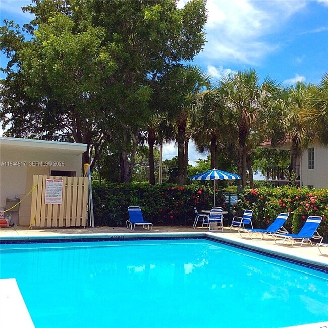 Building Photo - 16168 Laurel Dr