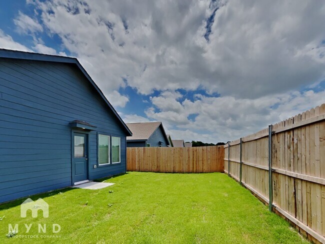 Building Photo - 213 Poplar Pl