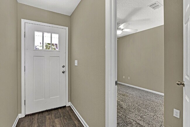 Building Photo - Like new 4 bedroom 2 bath home for rent.