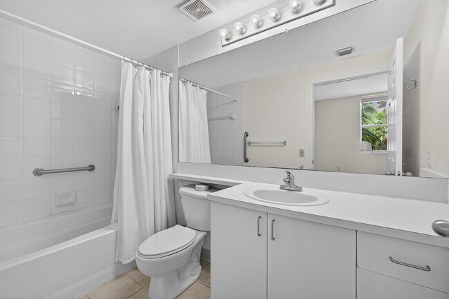 Building Photo - 720 S Sapodilla Ave