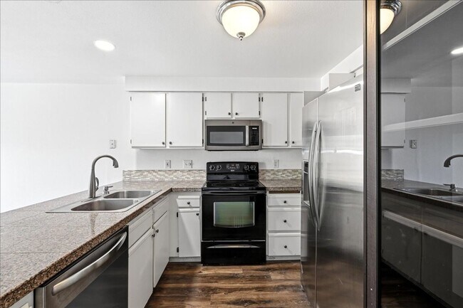 Building Photo - 3 Bedroom 2.5 Bathroom Townhouse in Southeast Boise