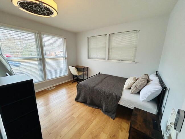 Building Photo - 900 Newcombe Rd