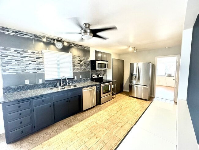 Building Photo - COMING SOON 3 bedroom 1.5 bathroom with amazing views of Morongo Valley