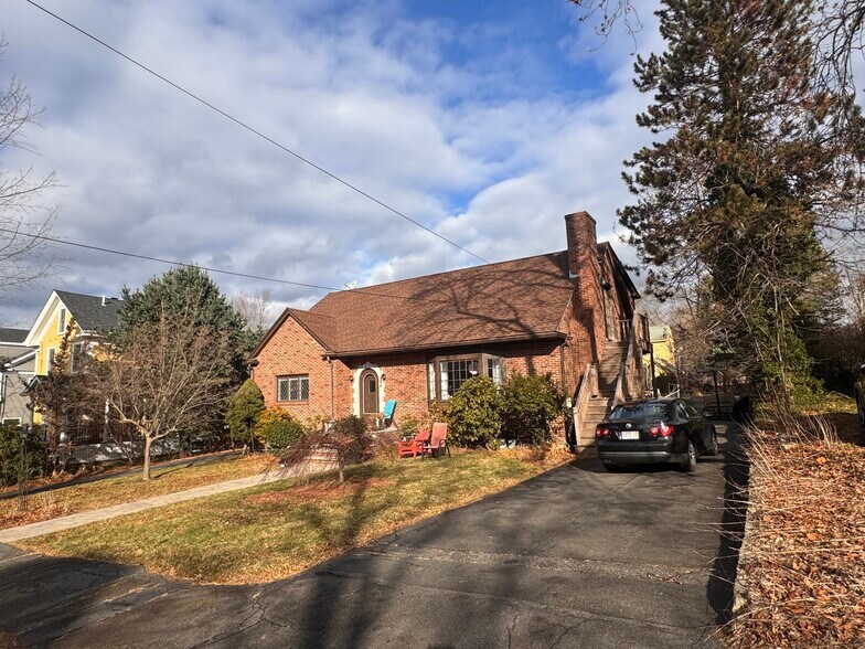 Building Photo - 10 Webster St