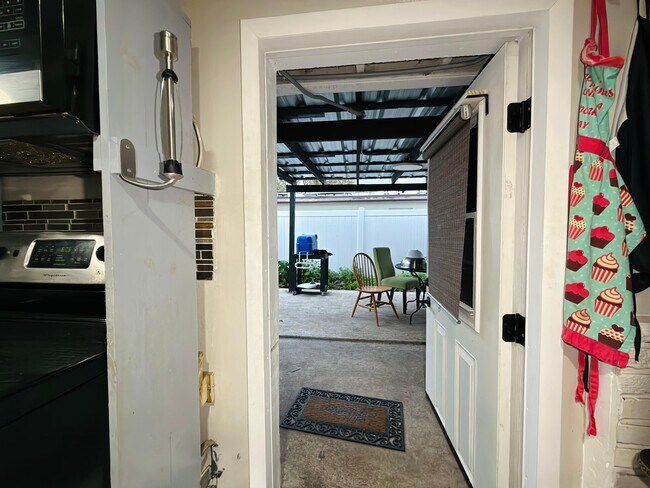 Building Photo - 2615 N Beaumont Ave