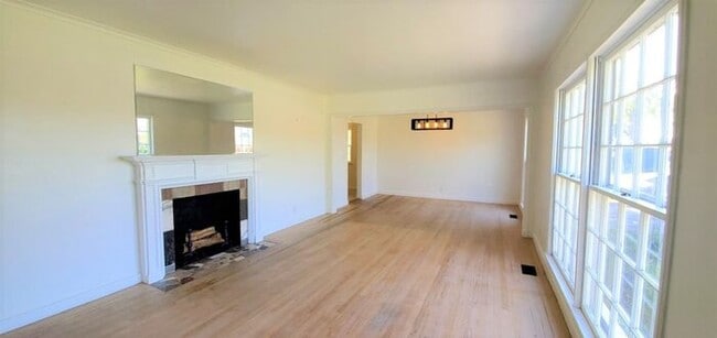 Building Photo - 3 Bed 1.5 Bath 2 car garage in Nichol's Hi...