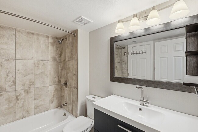 Building Photo - $1,740.95 - 2 bed/1 bath, cozy Denver Condo!