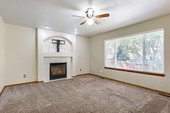 Building Photo - Evolve Real Estate: Beautiful 5 Bedroom Home in HIGHLANDS RANCH - Available NOW!