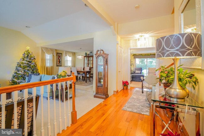 Building Photo - 245 Barclay Cir