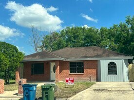 Building Photo - 440 Red Rose St