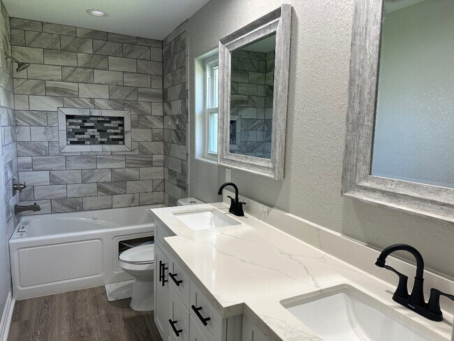 Building Photo - 625 Elm St