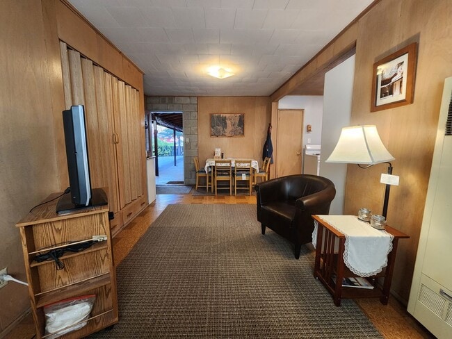 Building Photo - SKI LEASE: Close to Bus Line, Full Kitchen, 2 Living Areas