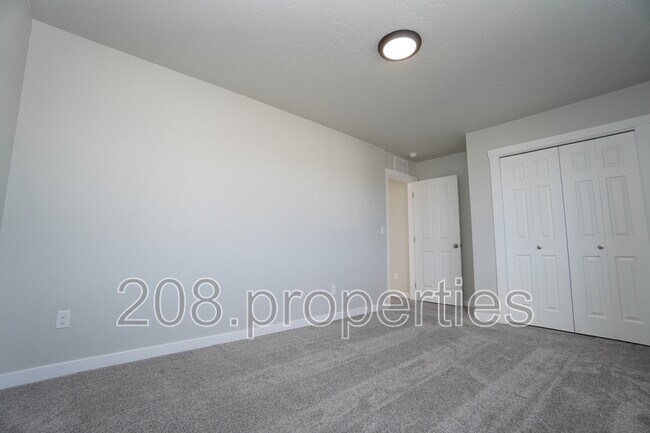 Building Photo - 1218 W Bass River Dr