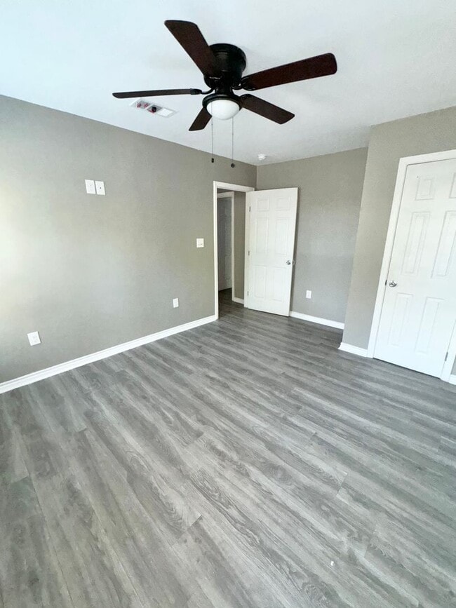 Building Photo - AVAILABLE NOW !