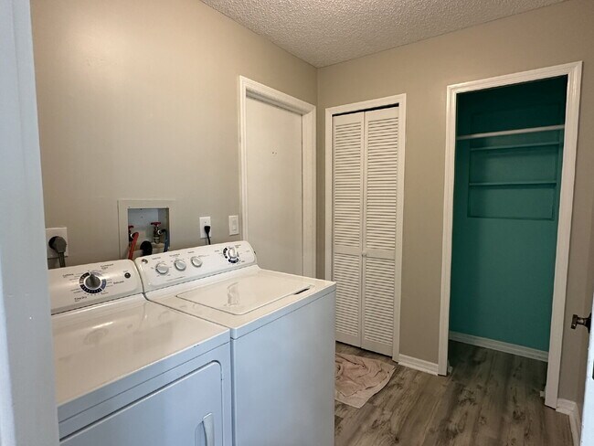 Building Photo - "Charming 3-Bedroom Home in Englewood!"
