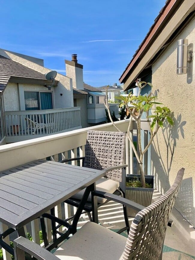 Building Photo - Beautiful Coastal Rental in Oxnard | 2 Bed...