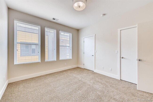 Building Photo - Immediate Availability! Stunning Modern lu...