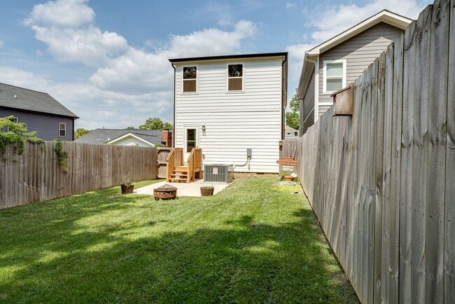Building Photo - AVAILABLE September 1st. UPDATED 3 Bedroom...