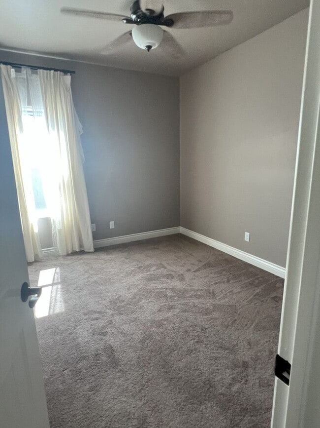 Building Photo - Newer home