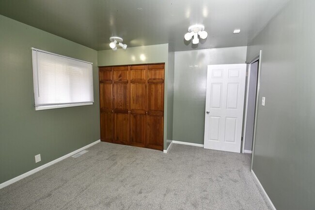 Building Photo - 3 bedroom 1 bath home in Edison Park