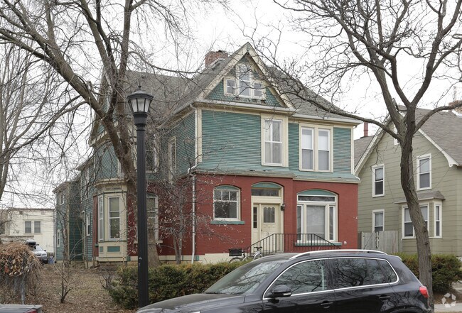 Building Photo - 2616 Dupont Ave S