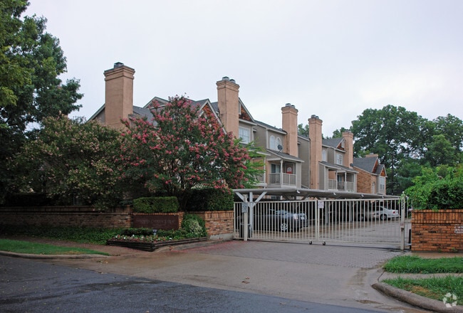 Building Photo - Marquita Carriage Place