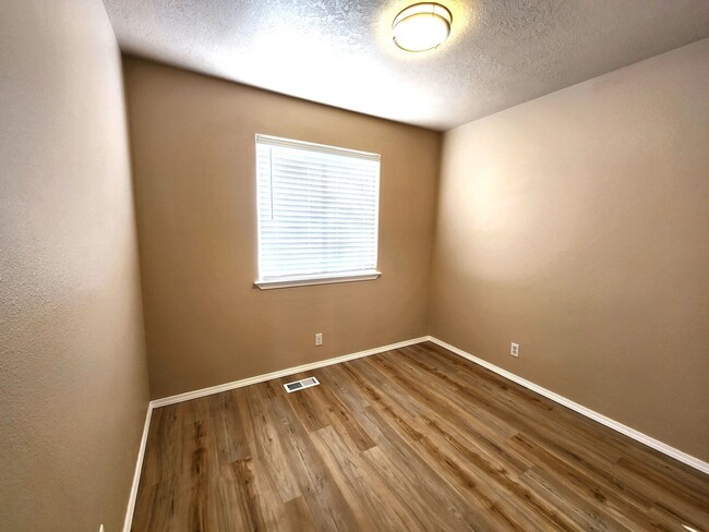 Building Photo - Remodeled 3 bedroom