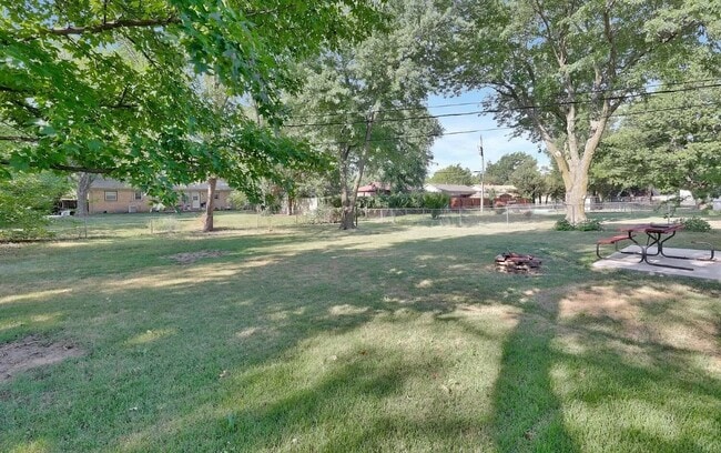 Building Photo - 211 E Meadowlark Rd