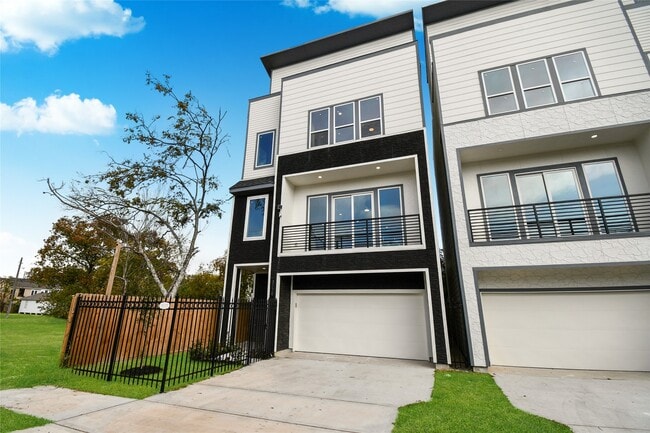 Building Photo - 3229 Tuam St