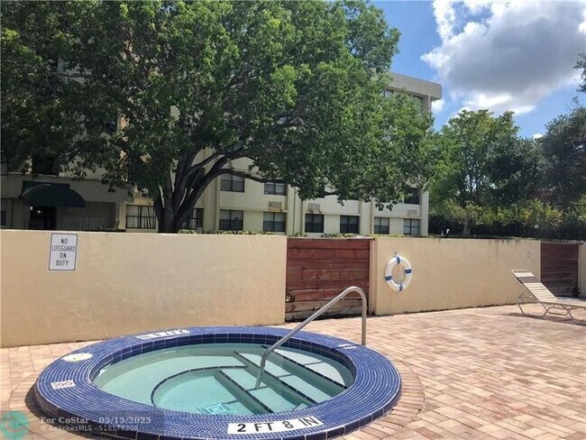 Building Photo - 2401 Riverside Dr