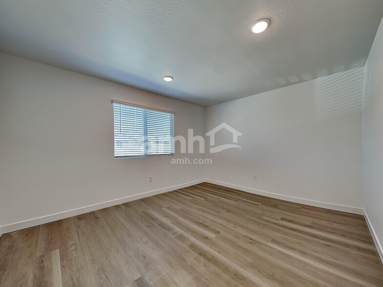 Building Photo - 9747 W Parkway Dr