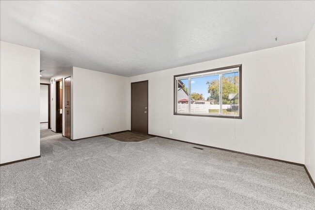 Building Photo - 2 Bedroom 1 Bathroom Duplex on the Boise B...