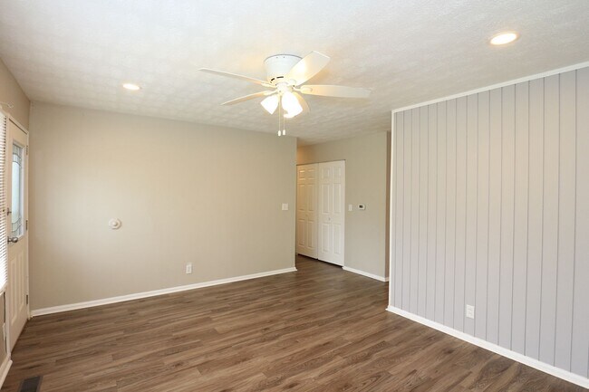 Building Photo - Three Bedroom Lafayette Home!