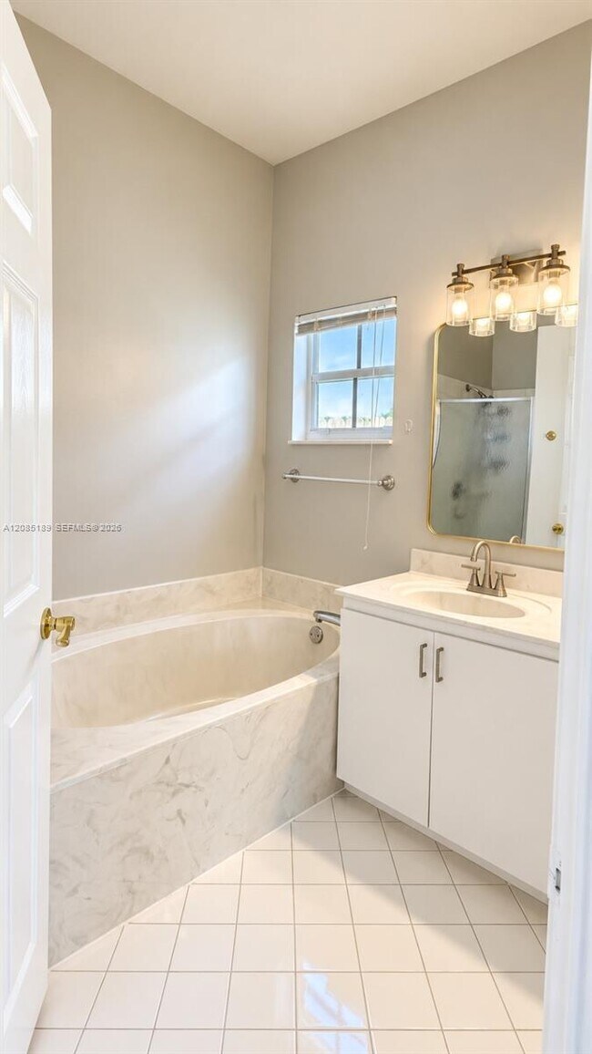 Building Photo - 908 Tanglewood Cir