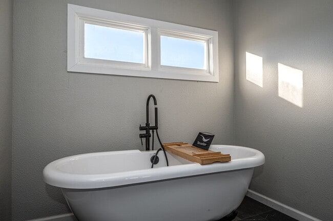 Building Photo - New 3 Bedroom 2 Bath on Stanley SW