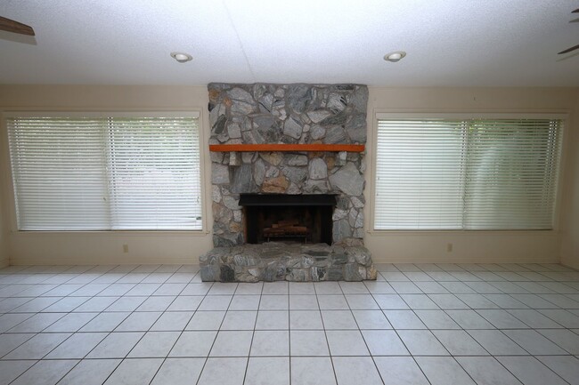 Building Photo - 3101 Wallace Dr