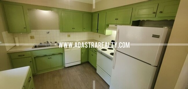 Building Photo - Spacious Shawnee Duplex-Available in SEPTE...