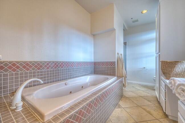 Building Photo - Huge house (2914 Sq. Ft.) in a well desired neighborhood off of Johnson Avenue