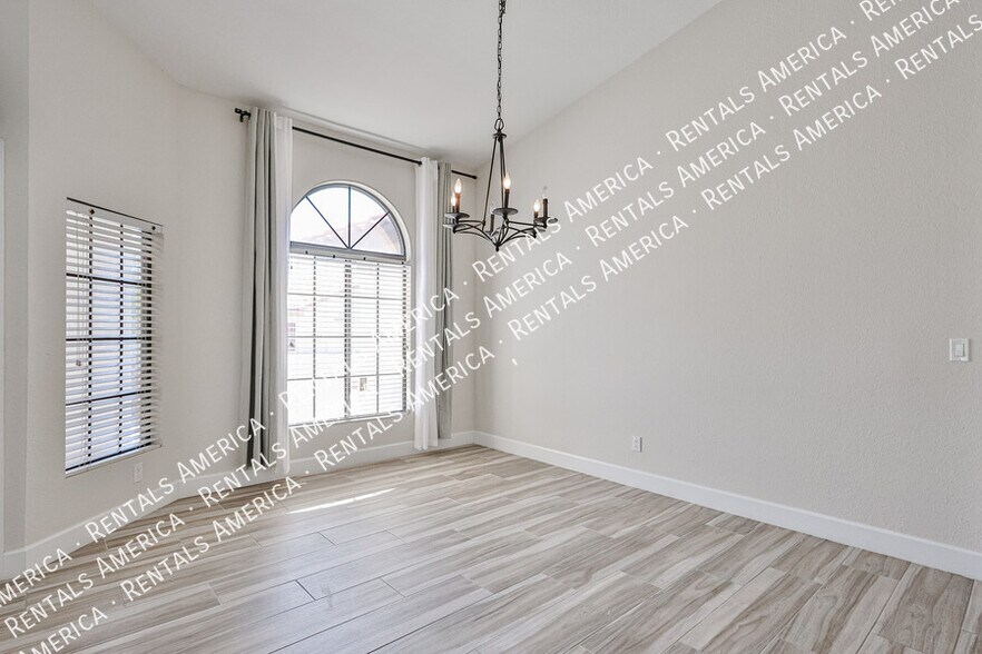 Building Photo - 3802 N Wintergreen Way