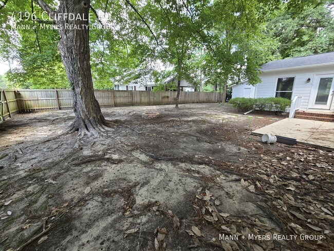 Building Photo - 4196 Cliffdale Rd