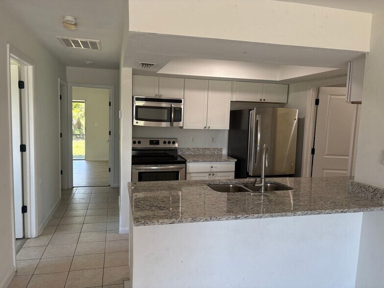 Building Photo - 919 Cape Coral Pkwy W